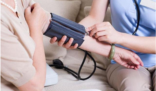 獨(dú)居老人突發(fā)疾病惹擔(dān)憂，捷徑智慧養(yǎng)老系統(tǒng)提供解決方案(圖1)